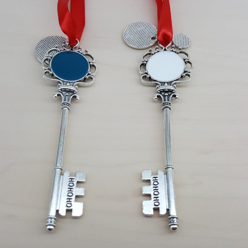 2 Christmas tree ornaments, metal christmas keys